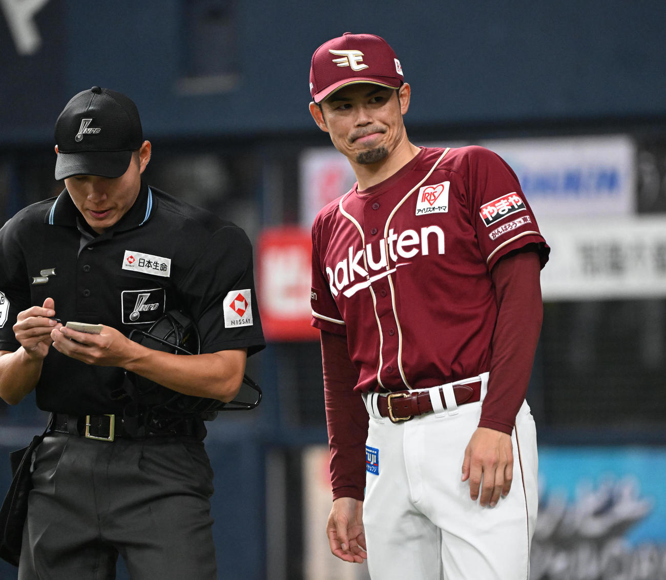 オリックス対楽天　10回、選手の交代を告げる楽天今江監督（撮影・和賀正仁）