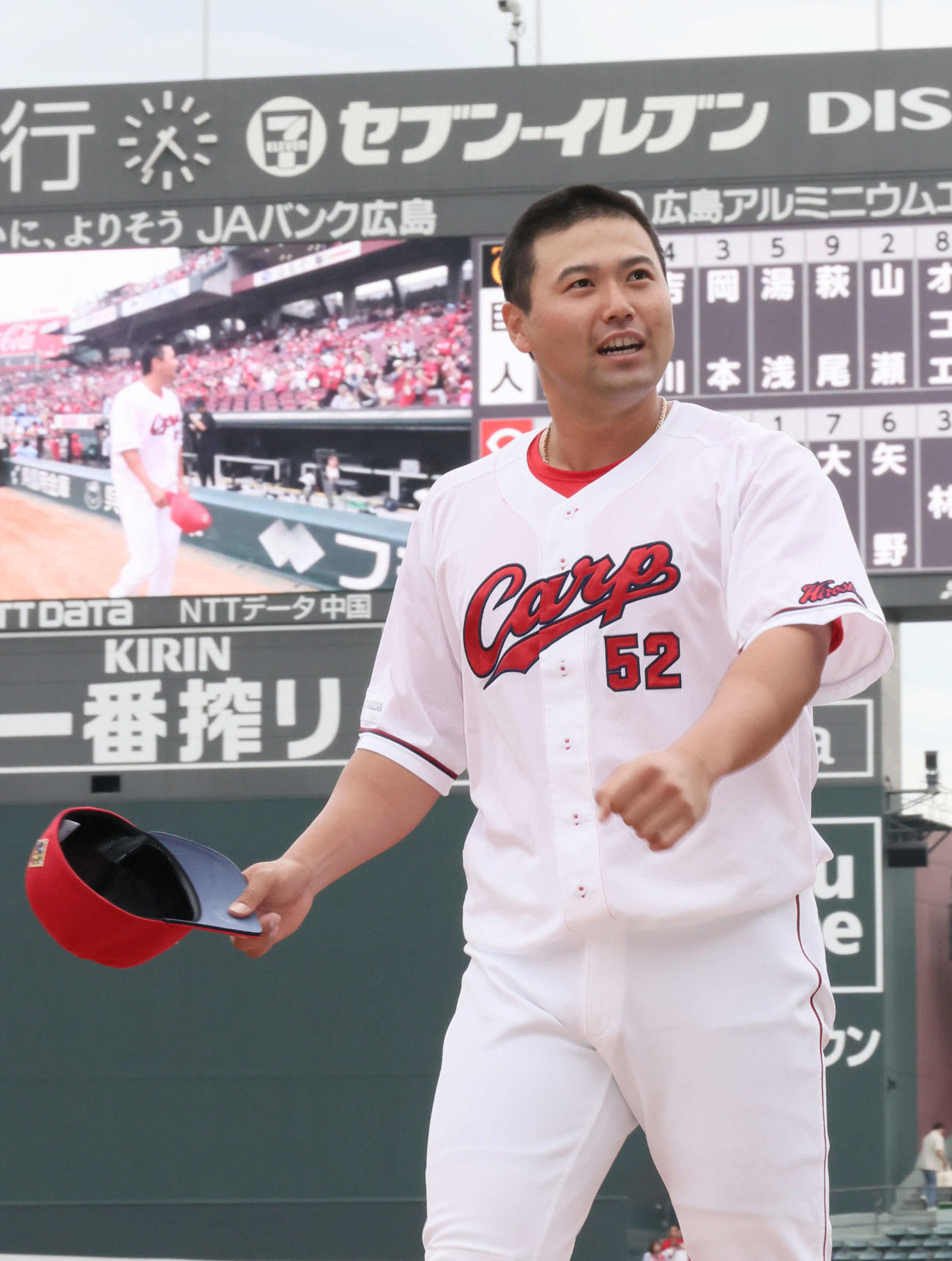 広島対巨人　ファンの声援に応える末包（撮影・加藤孝規）
