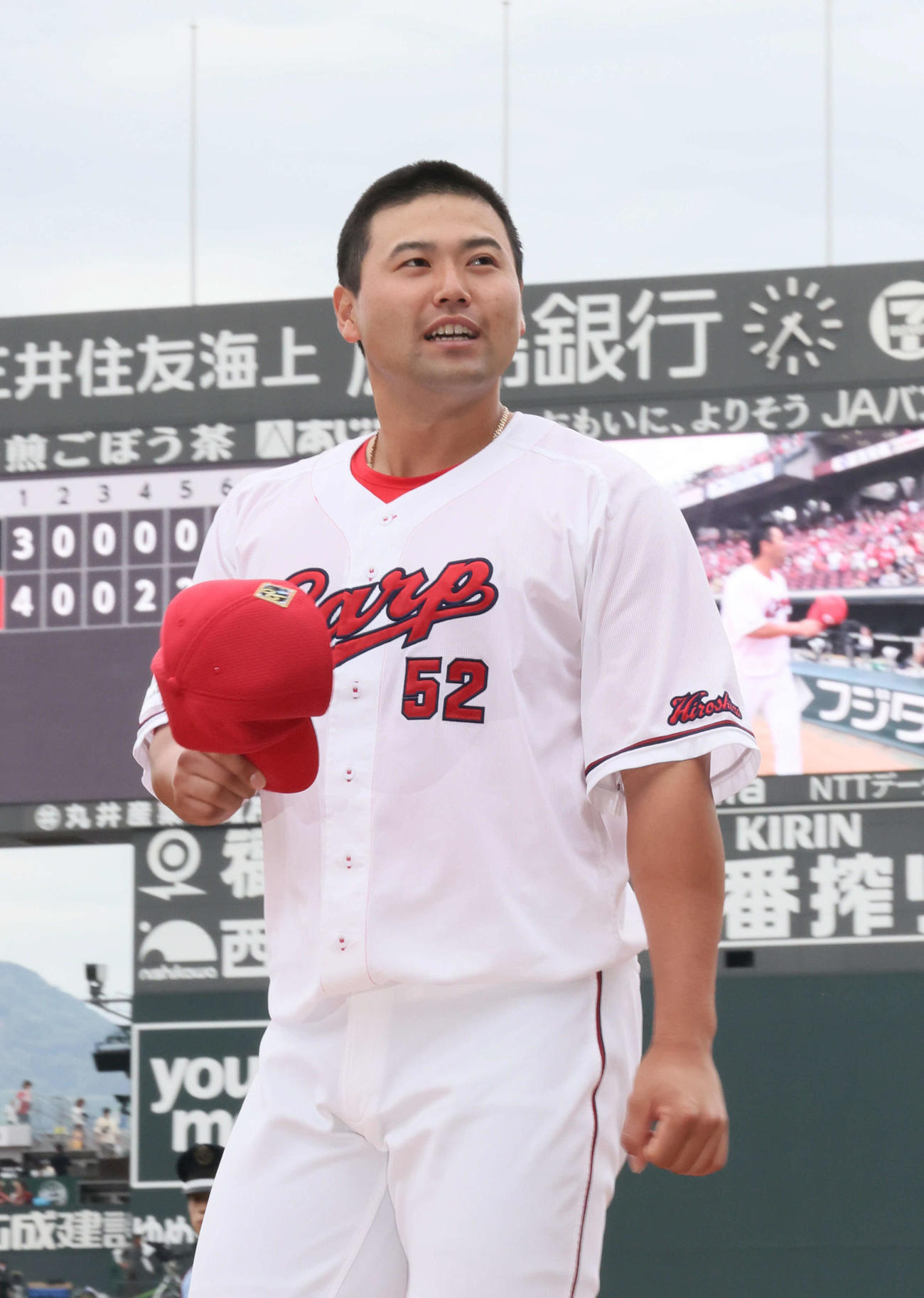広島対巨人　ファンの声援に応える末包（撮影・加藤孝規）