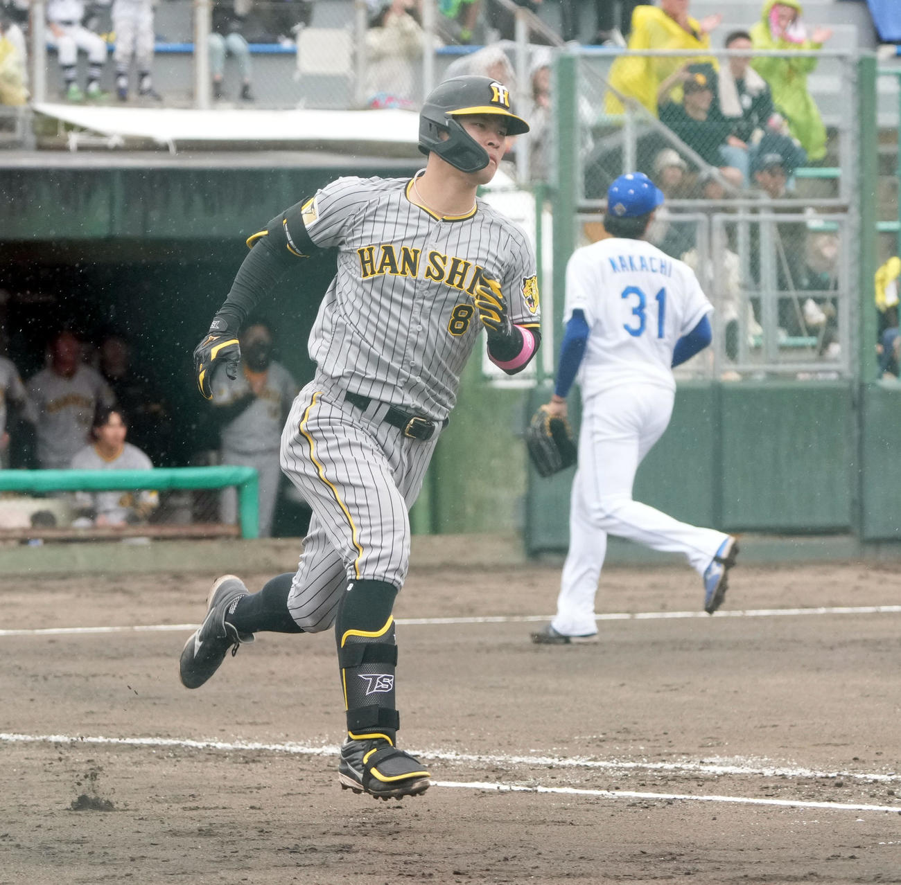 ウエスタン中日対阪神　9回表阪神1死一、三塁、右前適時打を放ち一塁へ向かう佐藤輝（左）（撮影・森本幸一）