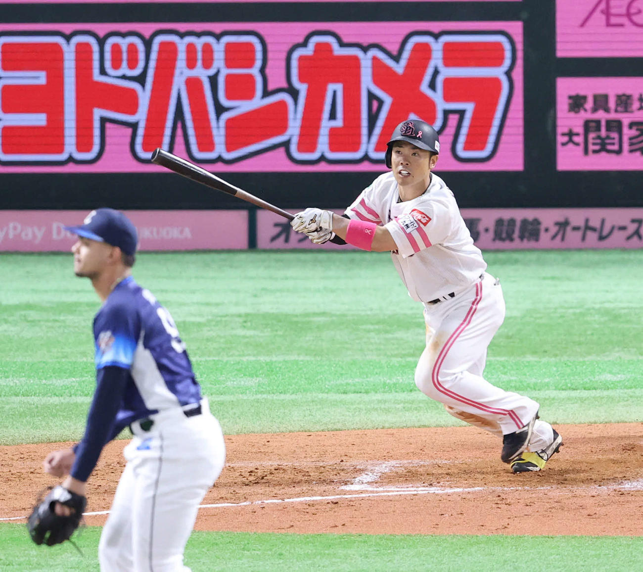 ソフトバンク対西武　9回裏ソフトバンク1死一、二塁、近藤は右越えサヨナラ適時二塁打を放つ（撮影・梅根麻紀）
