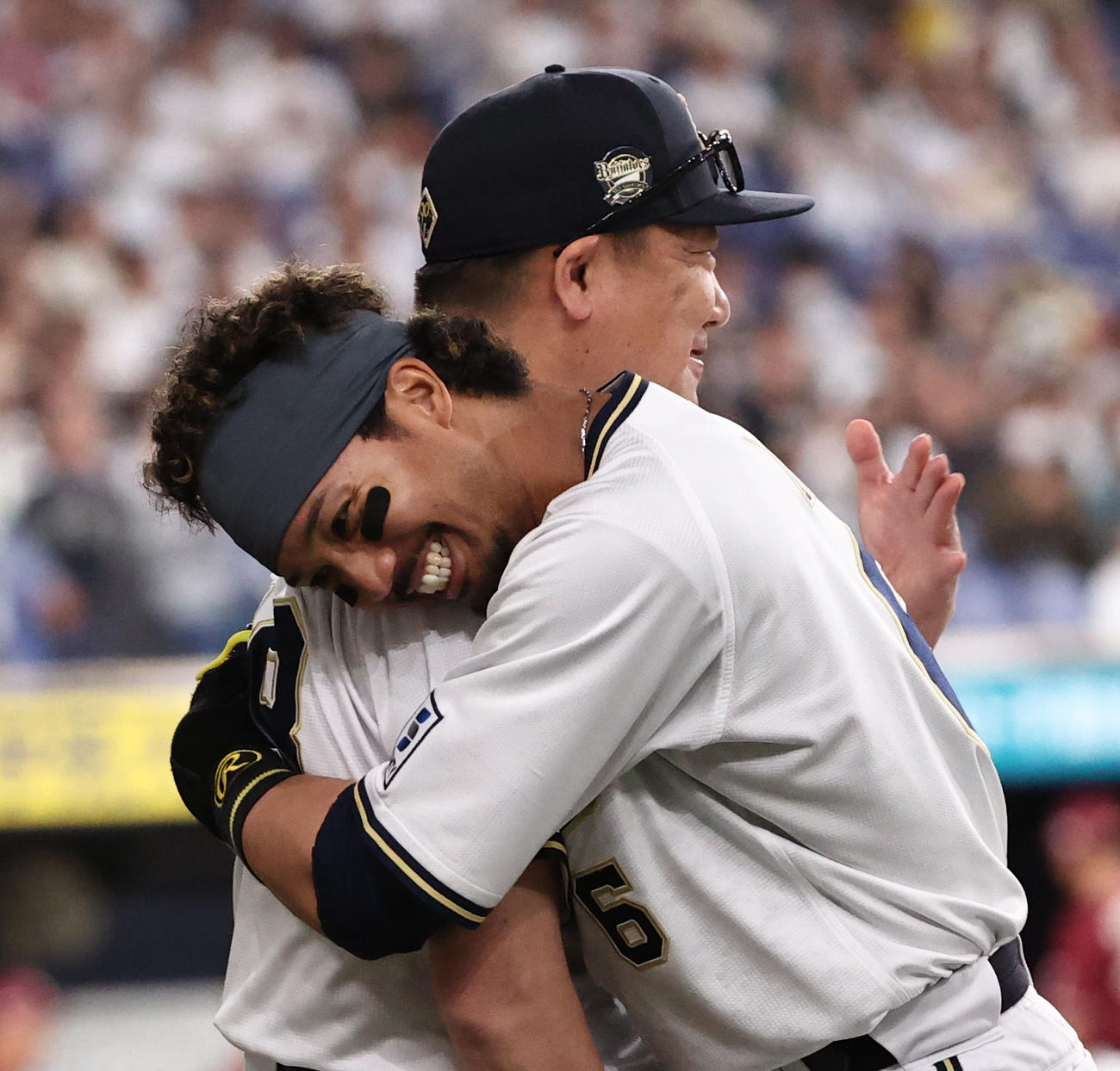 オリックス対楽天　10回裏オリックス2死一、三塁、サヨナラ打を放った宗（手前）は中嶋監督と抱き合う（撮影・西尾就之）
