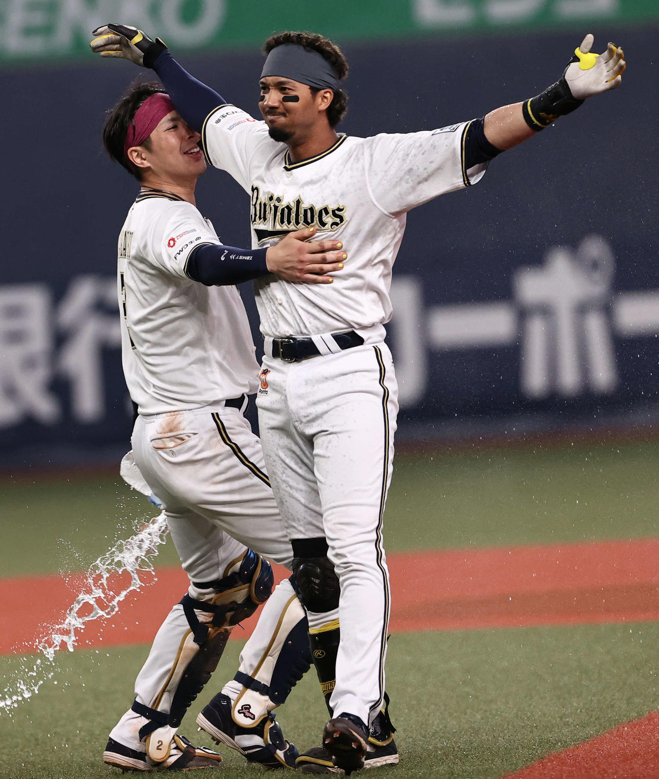 オリックス対楽天　10回裏オリックス2死一、三塁、サヨナラ打を放った宗（右）は若月の祝福に感無量の表情（撮影・西尾就之）