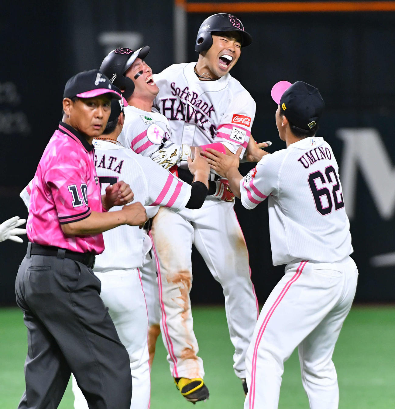 ソフトバンク対西武　9回裏ソフトバンク1死一、二塁、右越えにサヨナラ打を放った近藤（右から2人目）はチームメートと歓喜（撮影・岩下翔太）