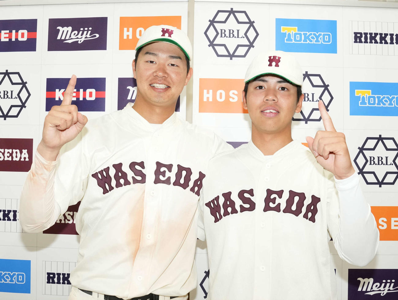 早大対法大　完全優勝まで勝ち点を「1」としポーズを決める早大・印出（左）と先発の宮城（撮影・小沢裕）