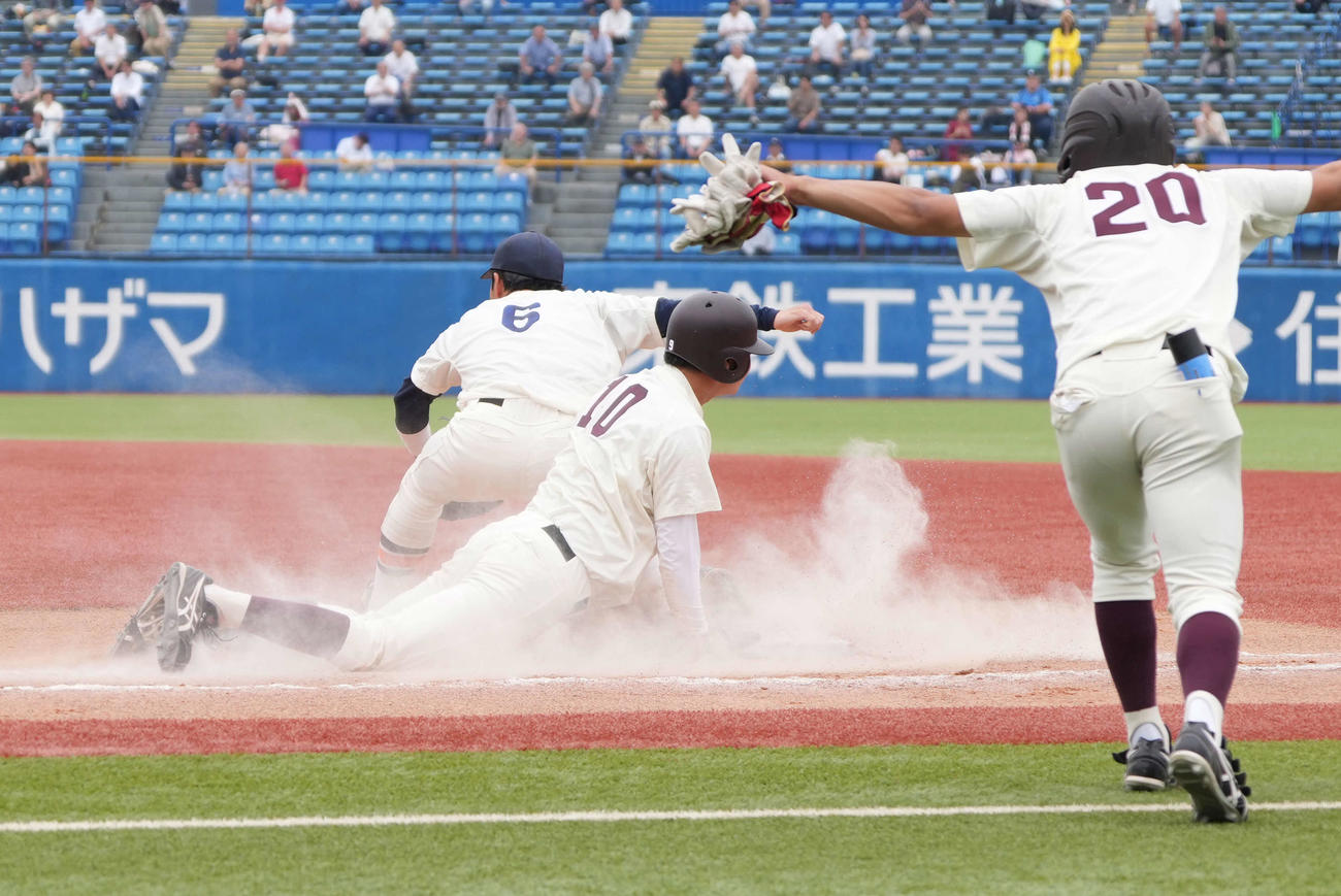 早大対法大　8回表早大2死三塁、印出は遊撃に適時内野安打を放つ（撮影・小沢裕）