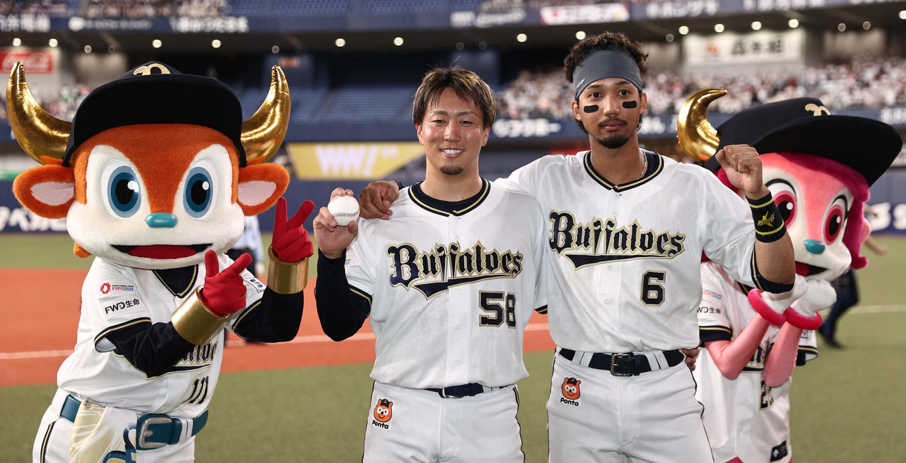 オリックス対楽天　サヨナラ打のオリックス宗（右）と移籍後初勝利の井口は肩を組んで笑顔（撮影・西尾就之）