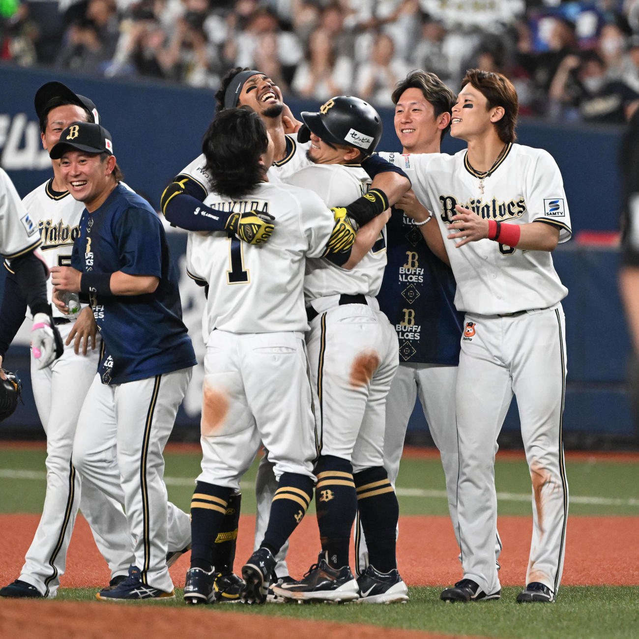 オリックス対楽天　10回裏オリックス2死一、三塁、サヨナラ適時打を放った宗（中央）はナインと抱き合って喜ぶ（撮影・和賀正仁）