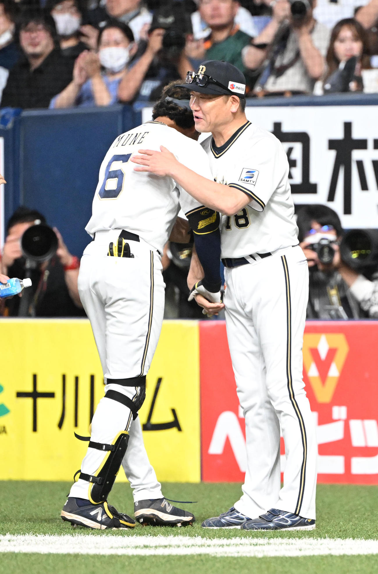 オリックス対楽天　10回裏オリックス2死一、三塁、中前にサヨナラ適時打を放った宗（左）は中嶋監督と抱き合う（撮影・和賀正仁）