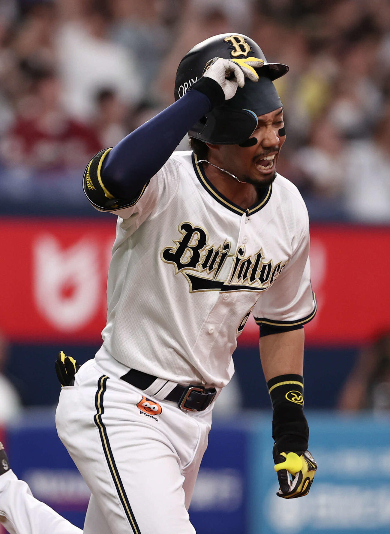 オリックス対楽天　10回裏オリックス2死一、三塁、中前にサヨナラ打を放った宗はヘルメットを脱ぎながら一塁へ向かう（撮影・西尾就之）