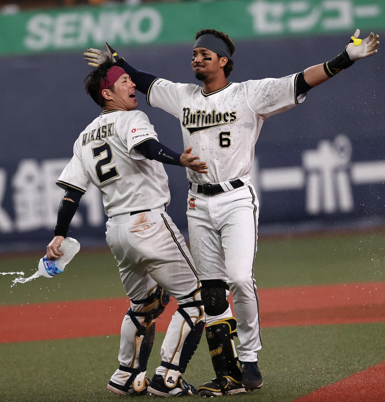 オリックス対楽天　10回裏オリックス2死一、三塁、サヨナラ打を放った宗は若月の祝福に感無量の表情（撮影・西尾就之）