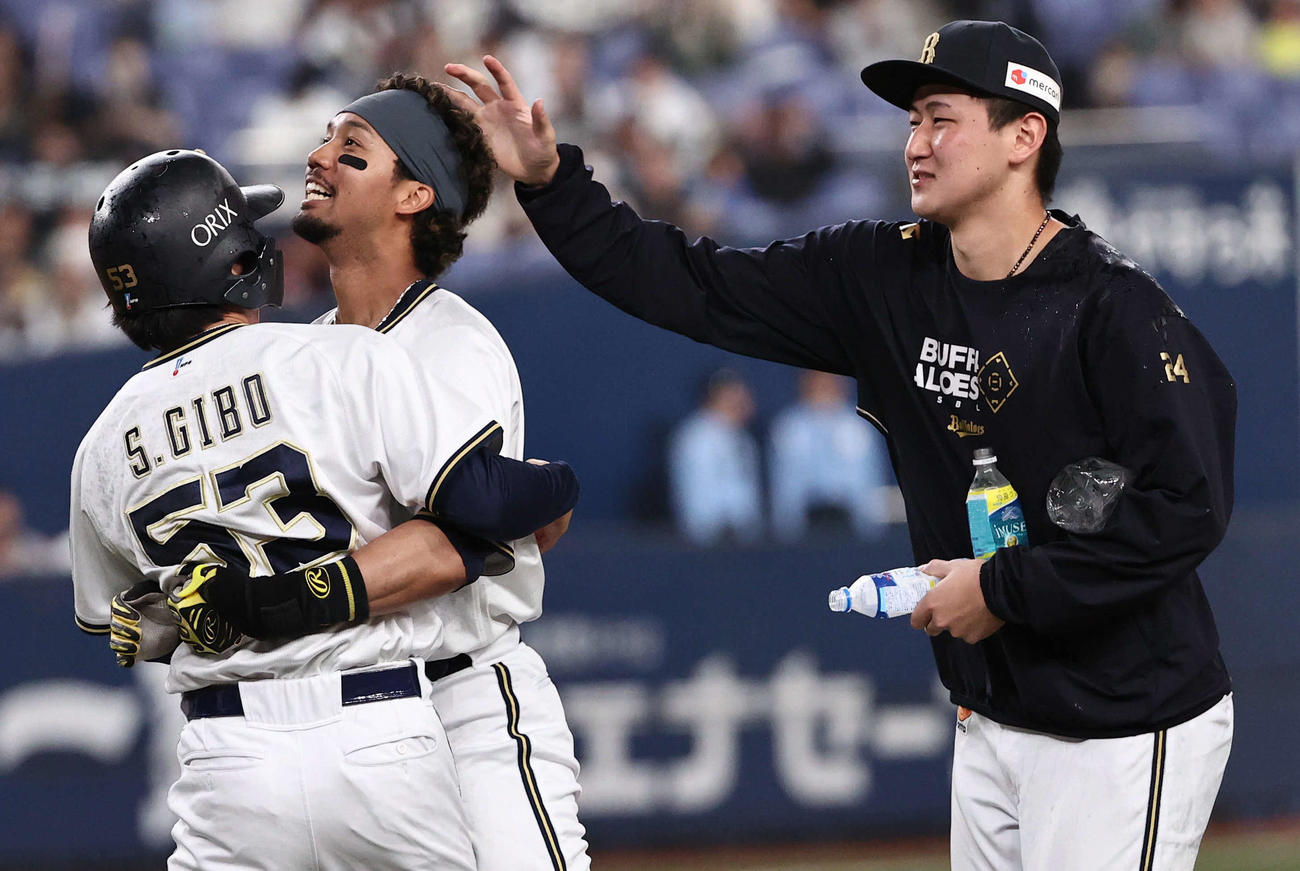 オリックス対楽天　10回裏オリックス2死一、三塁、サヨナラ打を放った宗（中央）は紅林（右）の祝福を受け宜保と抱き合う（撮影・西尾就之）