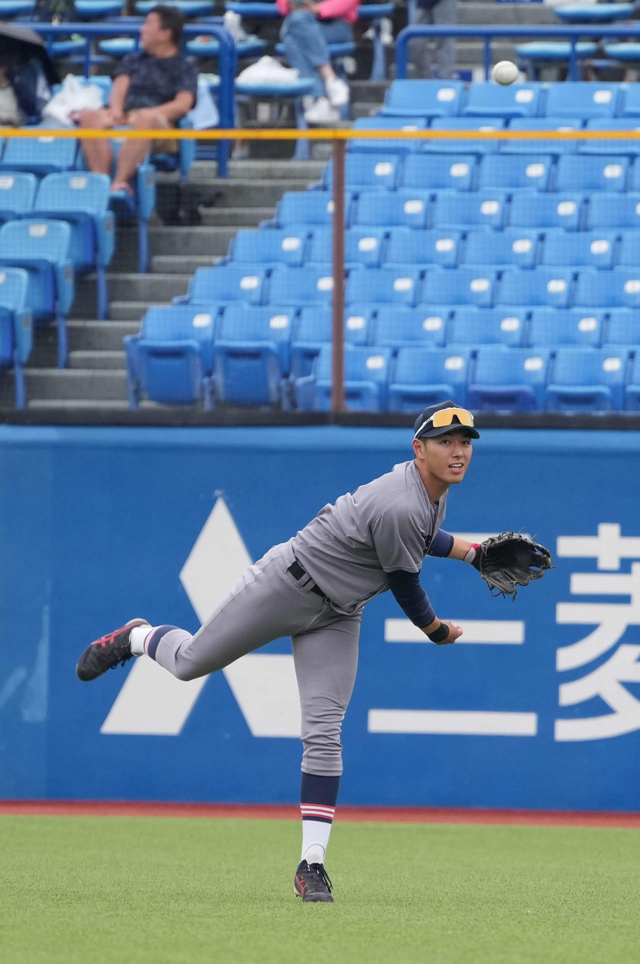明大対慶大　9回表明大の攻撃で右翼の守備位置に就く慶大・清原（撮影・小沢裕）