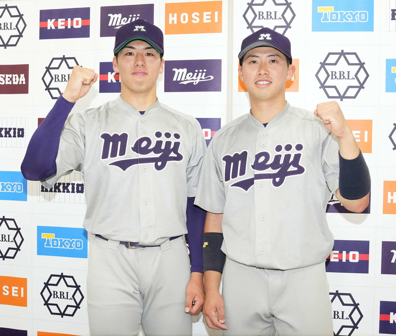 明大対慶大　最後を締めた明大5番手で登板した松本直（左）と光弘（撮影・小沢裕）