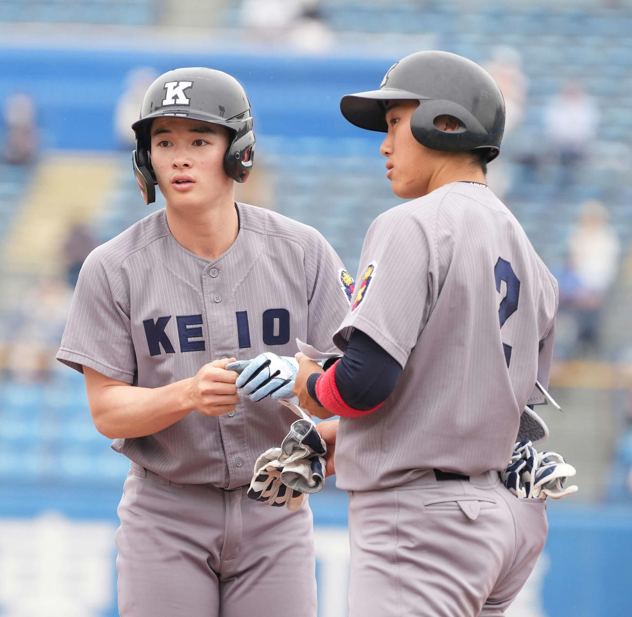 東京6大学野球春季リーグ戦、明大対慶大　1回裏慶大無死、丸田（左）は死球で出塁する（撮影・小沢裕）