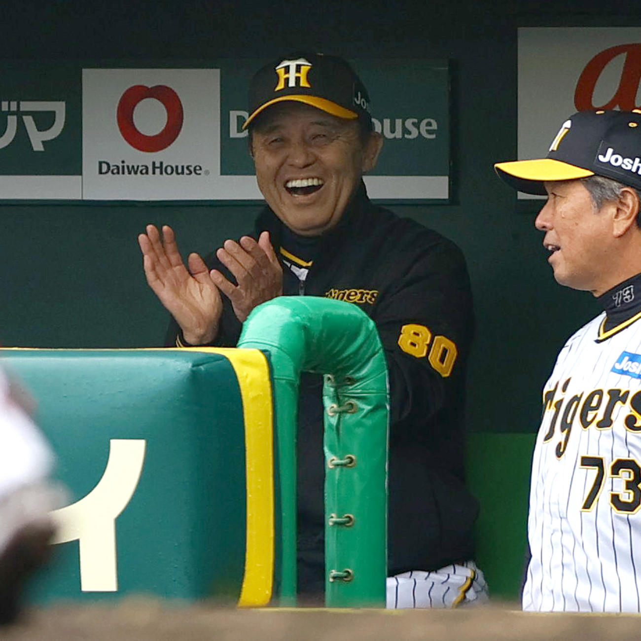 阪神対ヤクルト　4回裏阪神無死満塁、才木が押し出し四球を選び喜ぶ岡田監督。右は水口打撃コーチ（撮影・上山淳一）