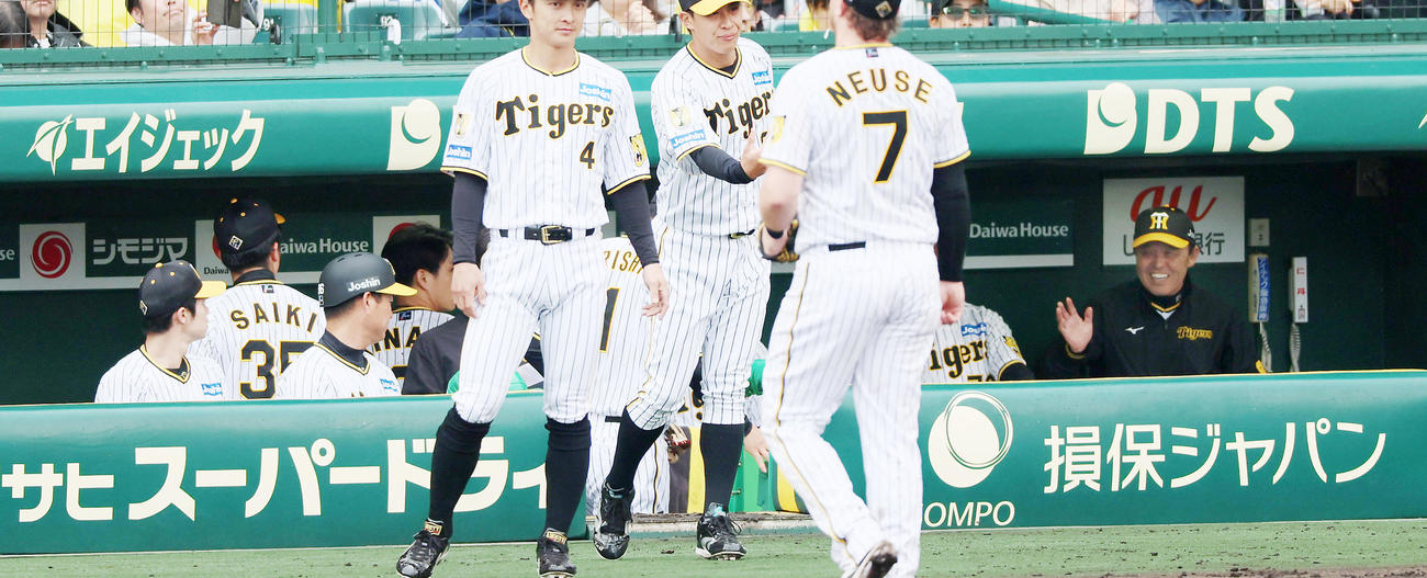 阪神対ヤクルト　6回表を終えベンチに戻った才木（左）に笑顔で言葉を掛ける岡田監督（撮影・加藤哉）