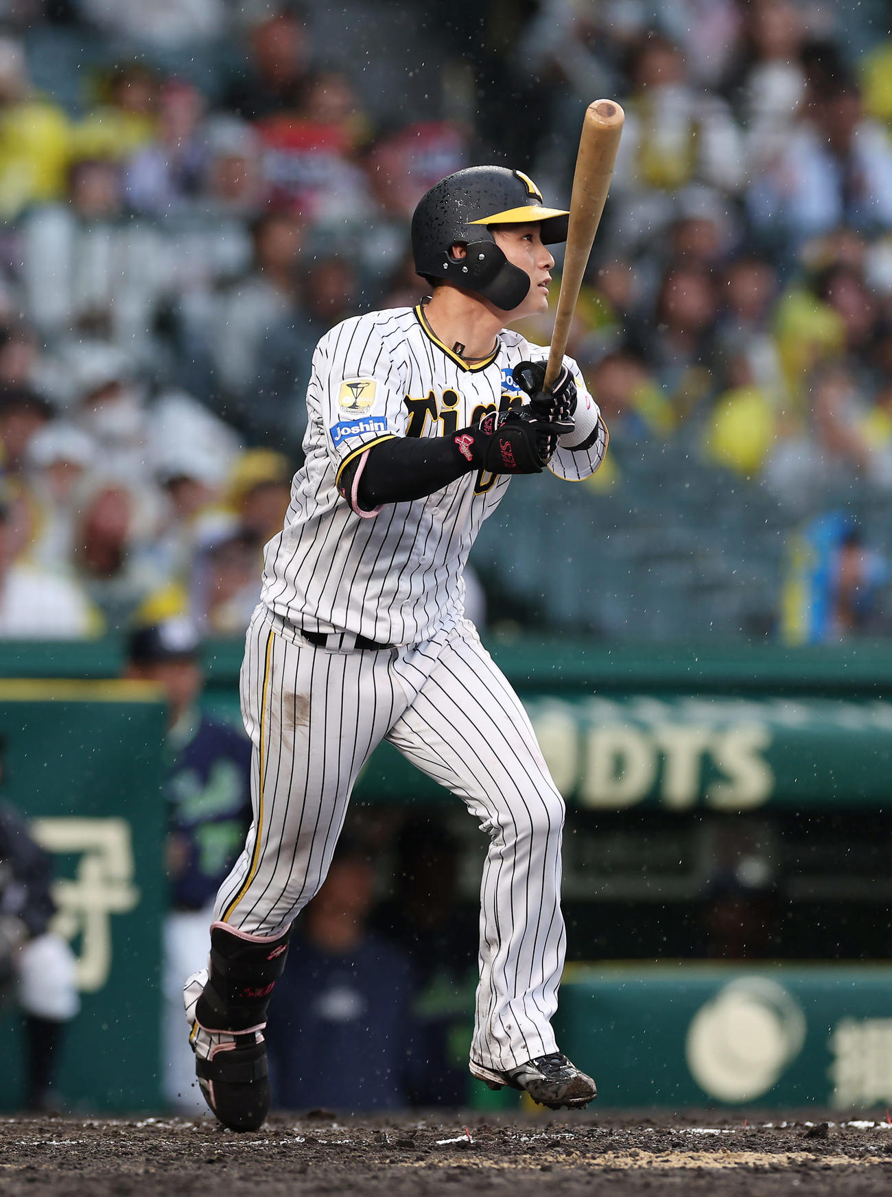 阪神対ヤクルト　8回裏阪神無死満塁、中越え2点適時二塁打を放つ木浪（撮影・前田充）