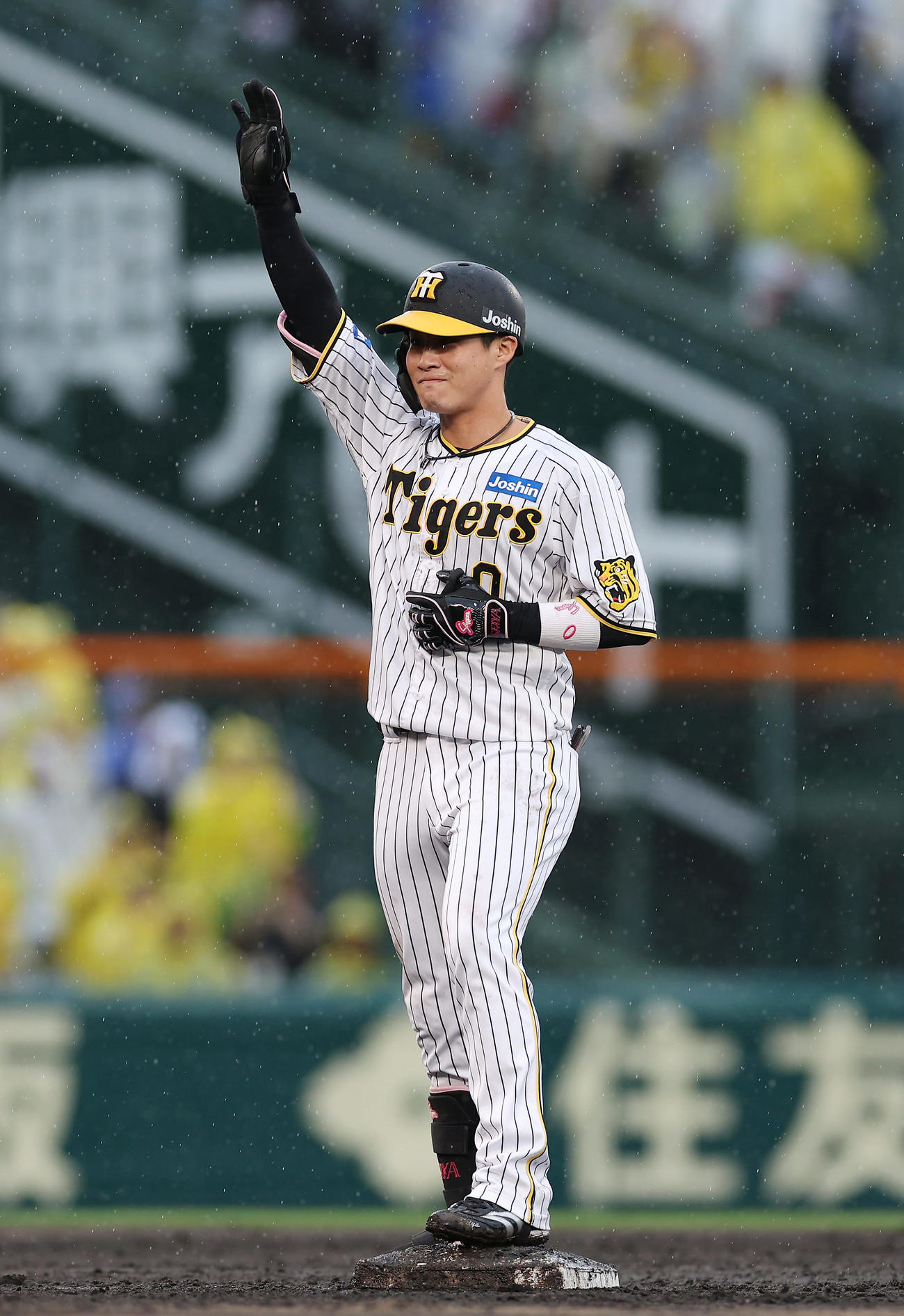 阪神対ヤクルト　8回裏阪神無死満塁、中越え2点適時二塁打を放ちベンチに向かって手を上げる木浪（撮影・前田充）
