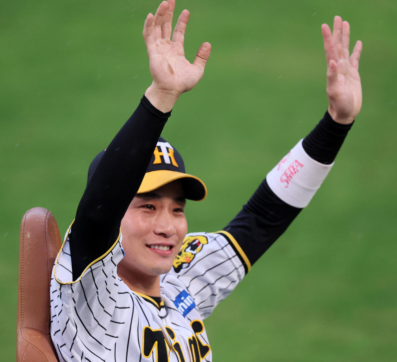 阪神対ヤクルト　ヒーローインタビューを終えリリーフカーで場内1周する木浪（撮影・加藤哉）