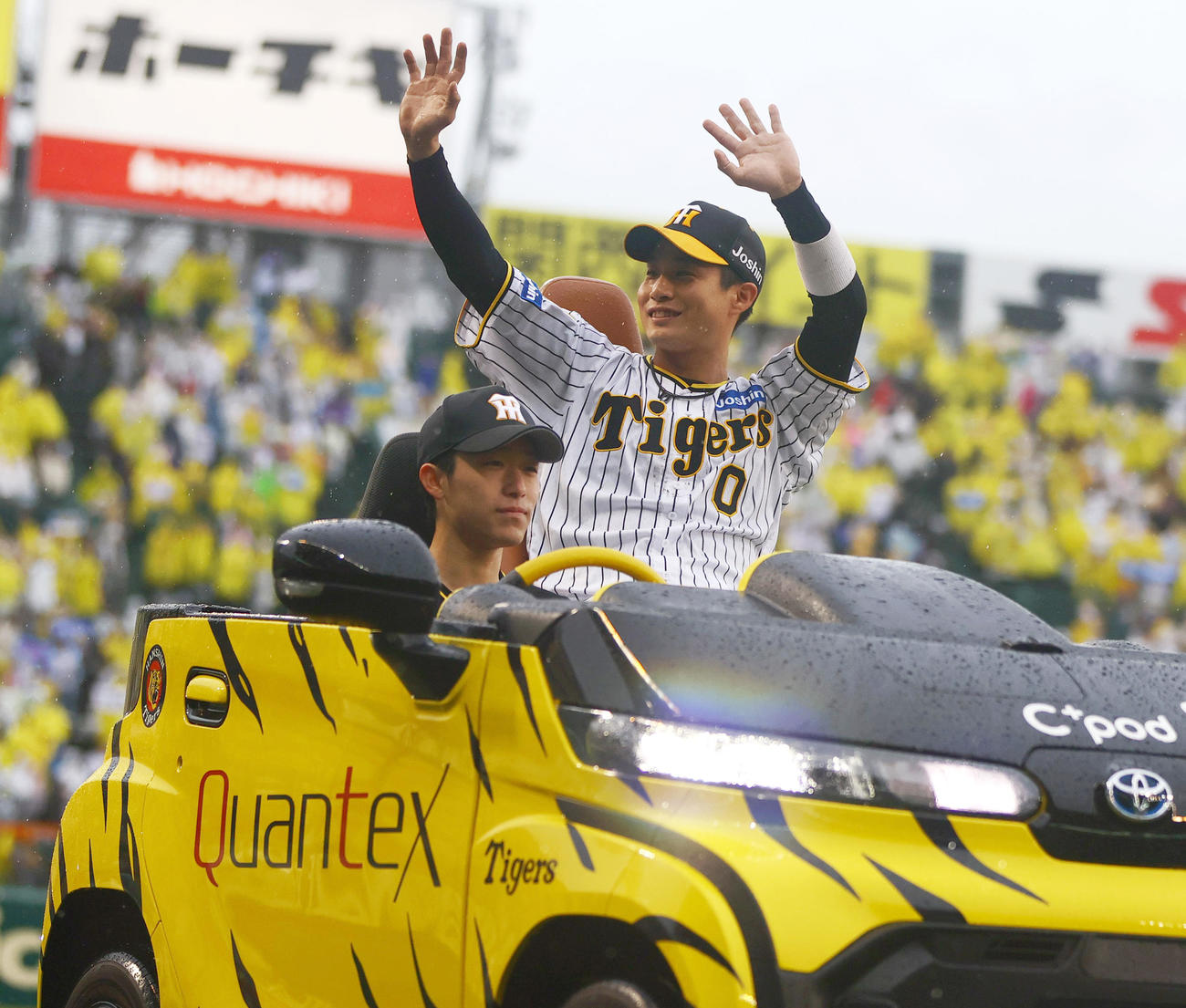 阪神対ヤクルト　ファンの歓声に手を振って応えるヒーローの阪神木浪（撮影・上山淳一）