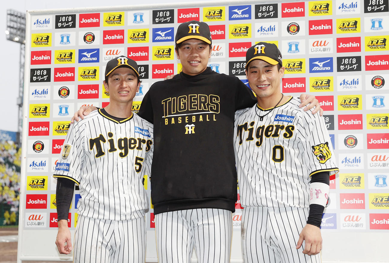 阪神対ヤクルト　お立ち台で笑顔を見せる、左から阪神近本、才木、木浪（撮影・前田充）