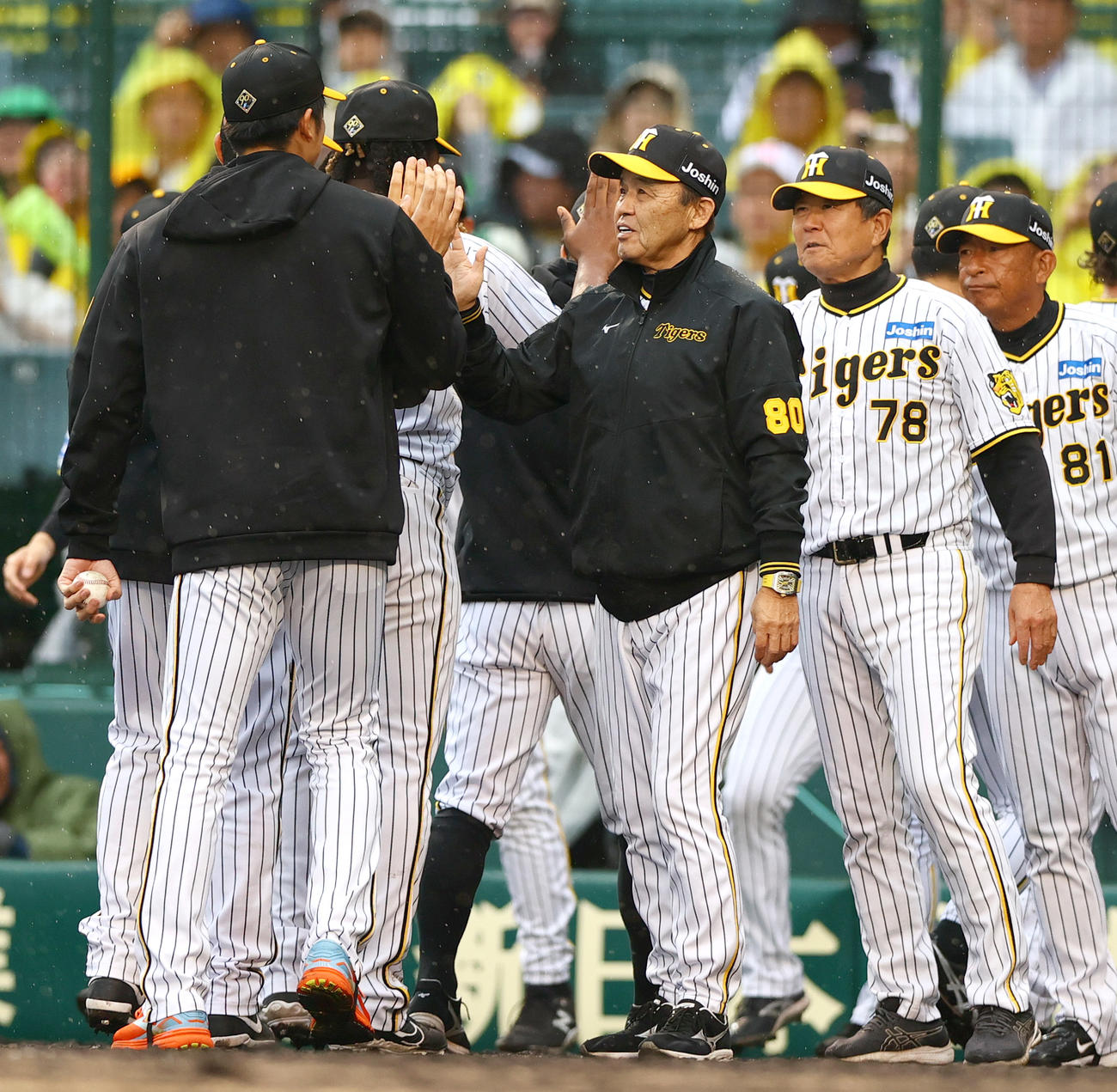 阪神対ヤクルト　阪神岡田監督（中央）はヤクルトに勝利し、ナインとタッチをかわす（撮影・上山淳一）