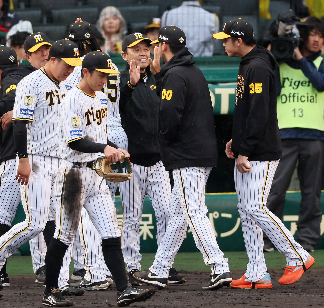 阪神対ヤクルト　ヤクルトに勝利しナインを笑顔で迎える岡田監督（撮影・加藤哉）