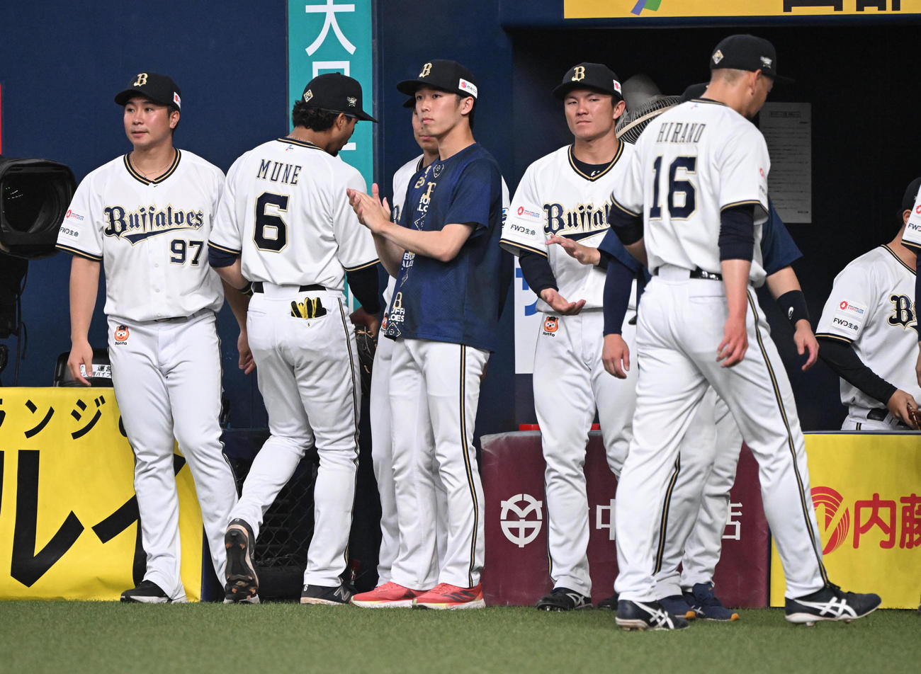 オリックス対楽天　9回に追いつかれ、平野佳らナインを迎える先発の斎藤（中央）（撮影・和賀正仁）