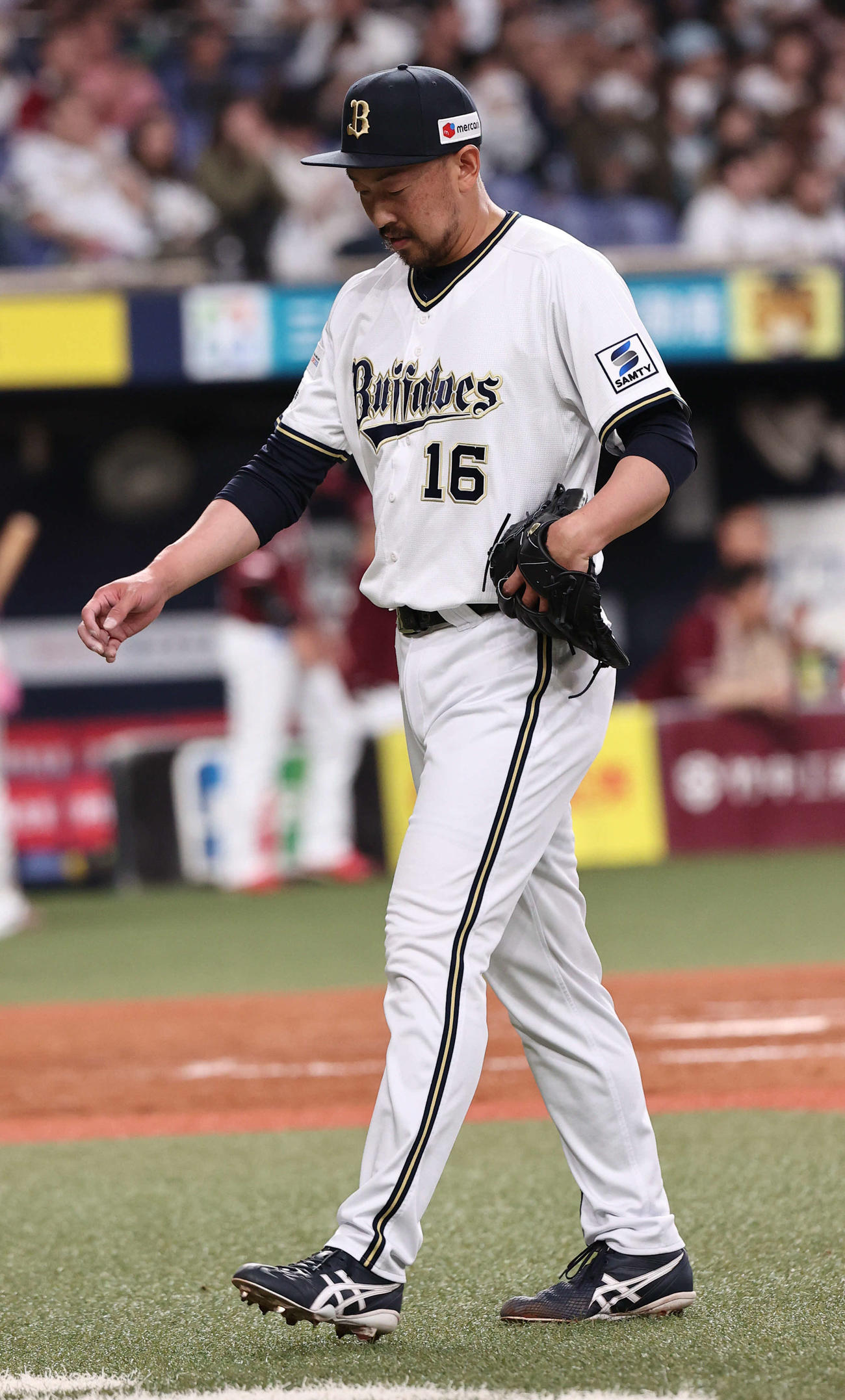 オリックス対楽天　抑えに失敗した平野佳寿は渋い表情でベンチに戻る（撮影・西尾就之）