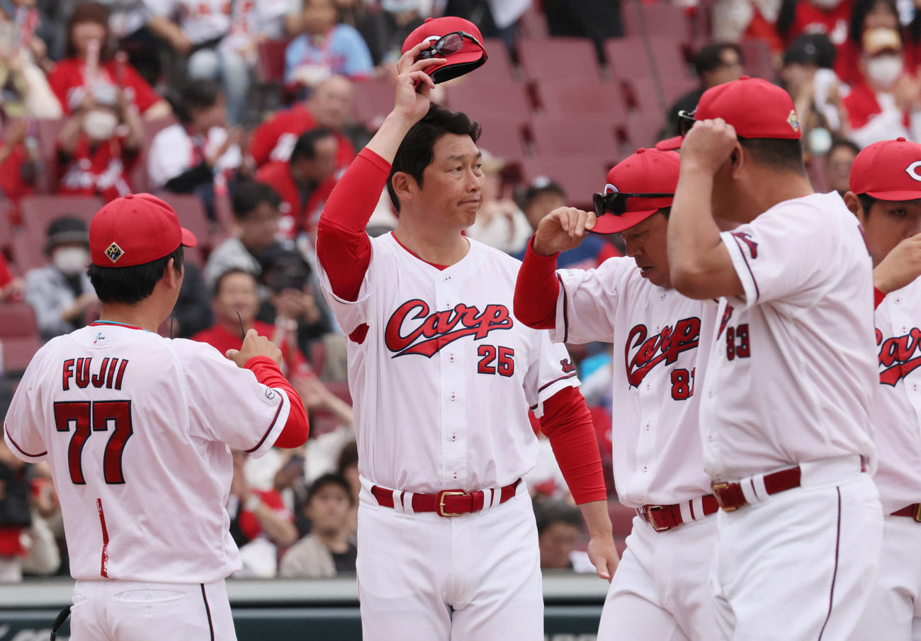 広島対巨人　巨人戦3連勝の新井監督（中央）（撮影・加藤孝規）