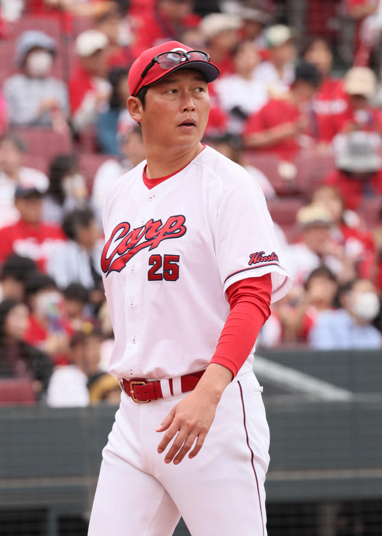 広島対巨人　8回裏終了時、交代を告げる新井監督（撮影・加藤孝規）