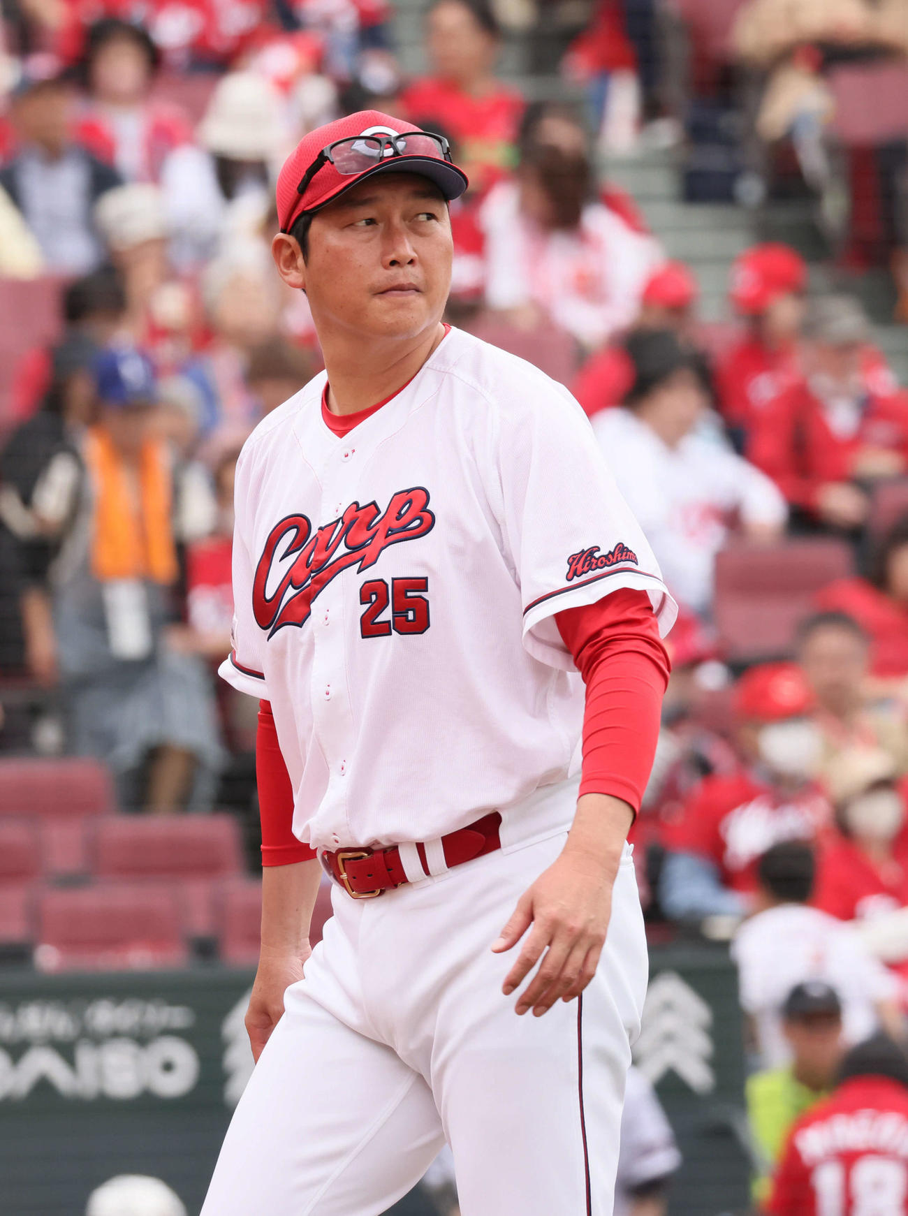広島対巨人　8回裏終了時、交代を告げる新井監督（撮影・加藤孝規）