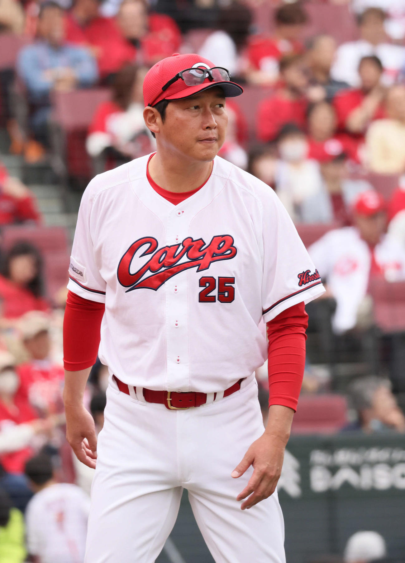 広島対巨人　8回裏終了時、交代を告げる新井監督（撮影・加藤孝規）
