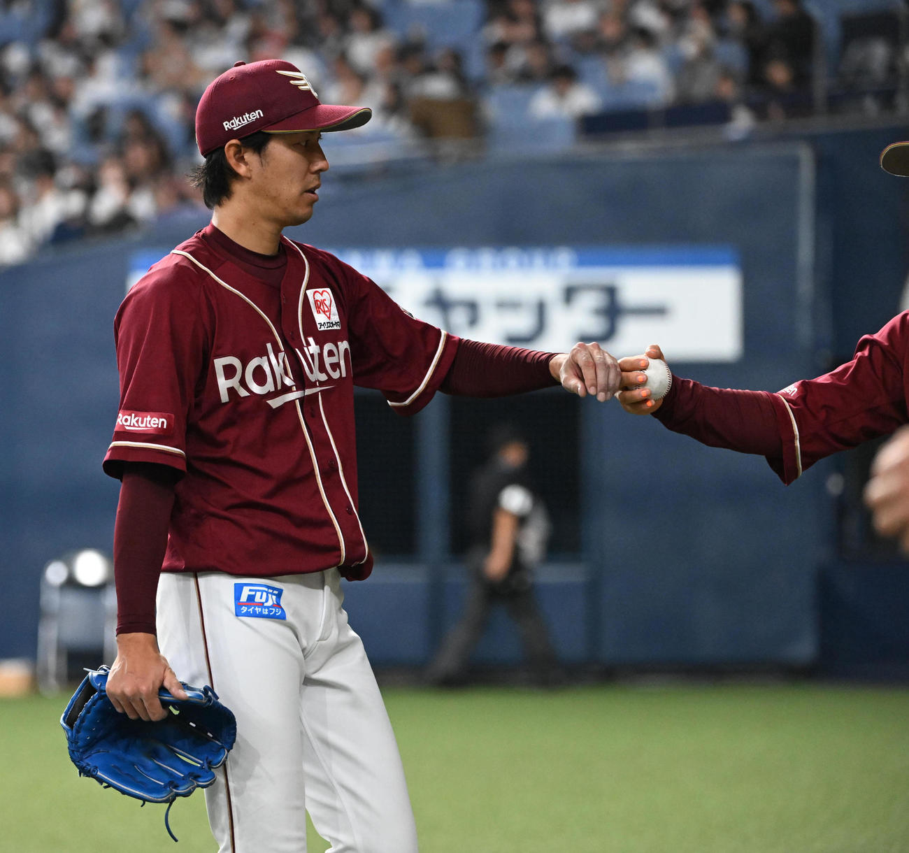 オリックス対楽天　6回を終え、力なくグータッチしてベンチに戻る楽天岸（撮影・和賀正仁）