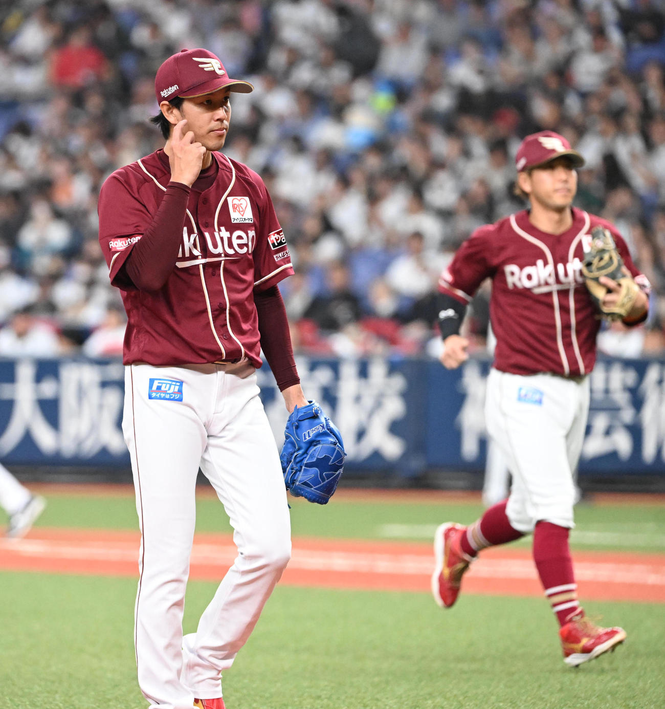 オリックス対楽天　初回に先制点を許しベンチに戻る楽天岸（撮影・和賀正仁）