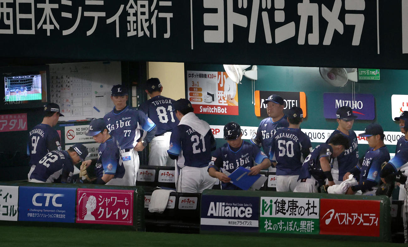 ソフトバンク対西武　サヨナラで5連敗となり落胆する西武ナイン（撮影・梅根麻紀）
