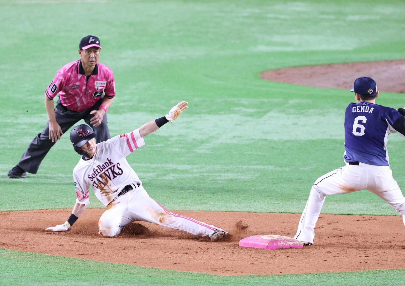 ソフトバンク対西武　9回裏ソフトバンク無死一塁、打者・中村晃のとき一塁走者の周東は二盗成功（撮影・梅根麻紀）