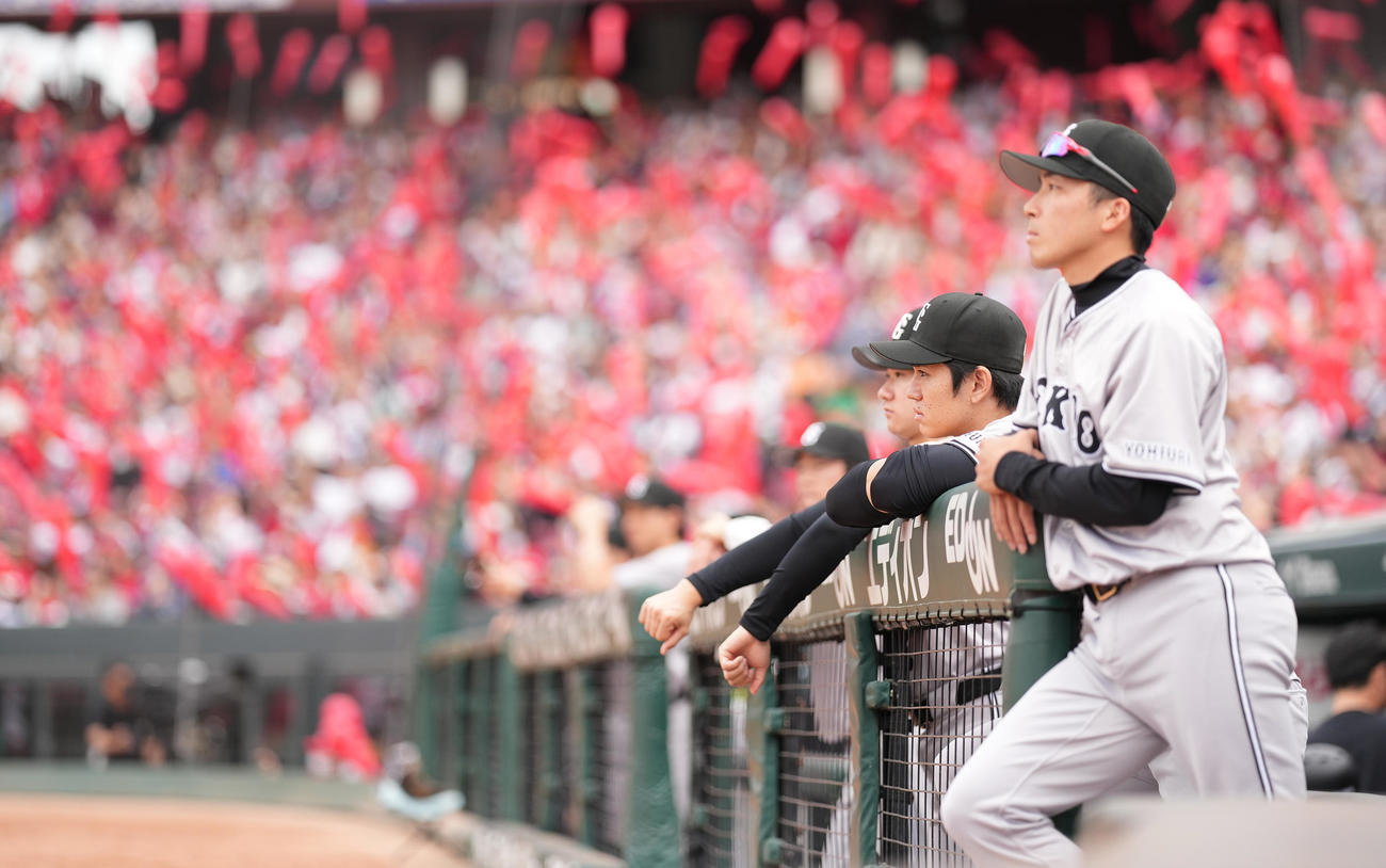 広島対巨人　7回裏前、赤い風船が飛ぶ中、浮かない表情の巨人高橋礼（右から2人目）（撮影・鈴木みどり）