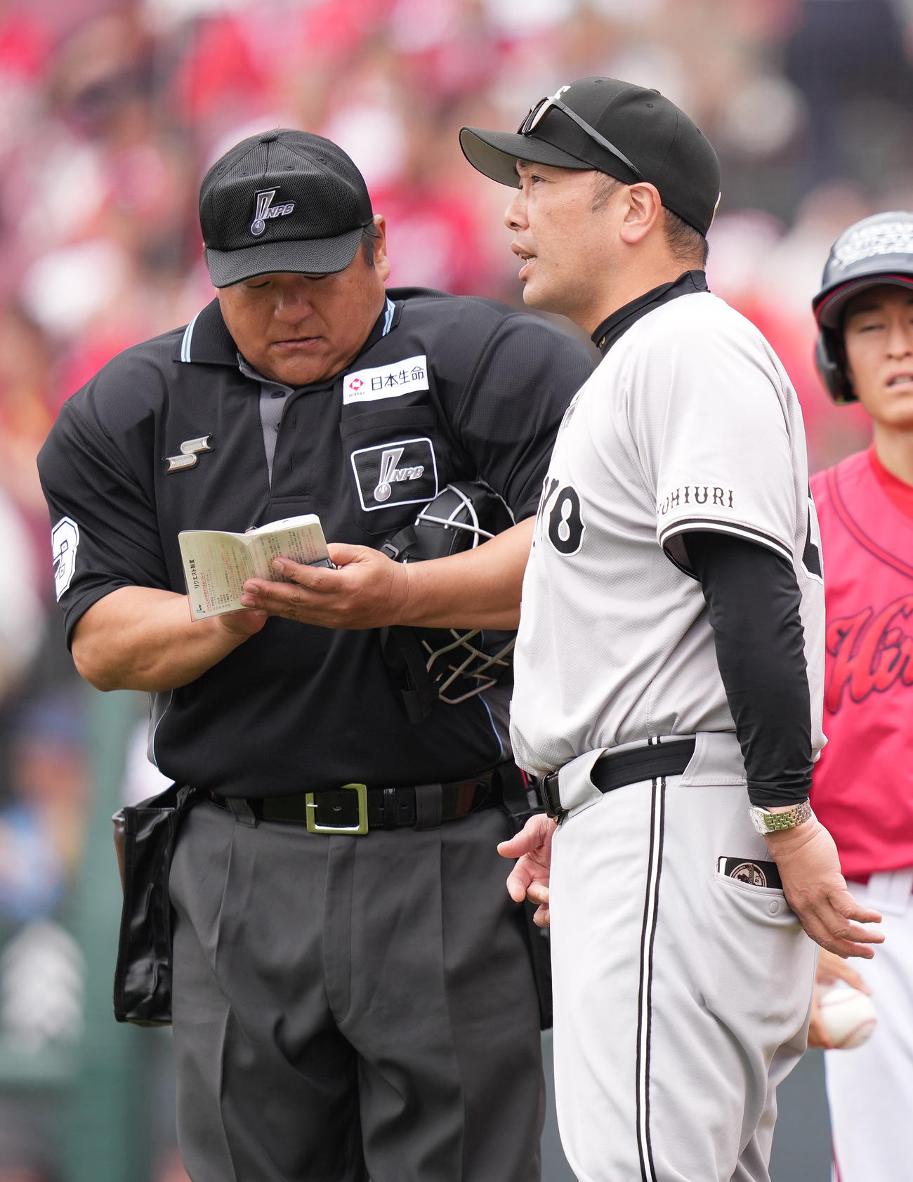 広島対巨人　2回裏前、先発高橋礼の降板を告げる巨人阿部監督（撮影・鈴木みどり）