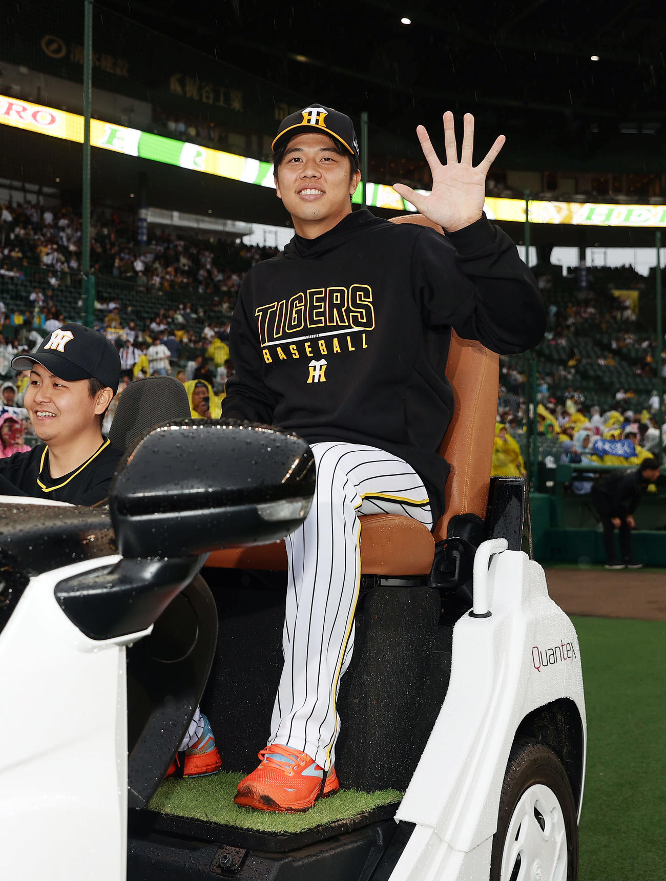 阪神対ヤクルト　5勝目を挙げ笑顔を見せる阪神才木（撮影・前田充）