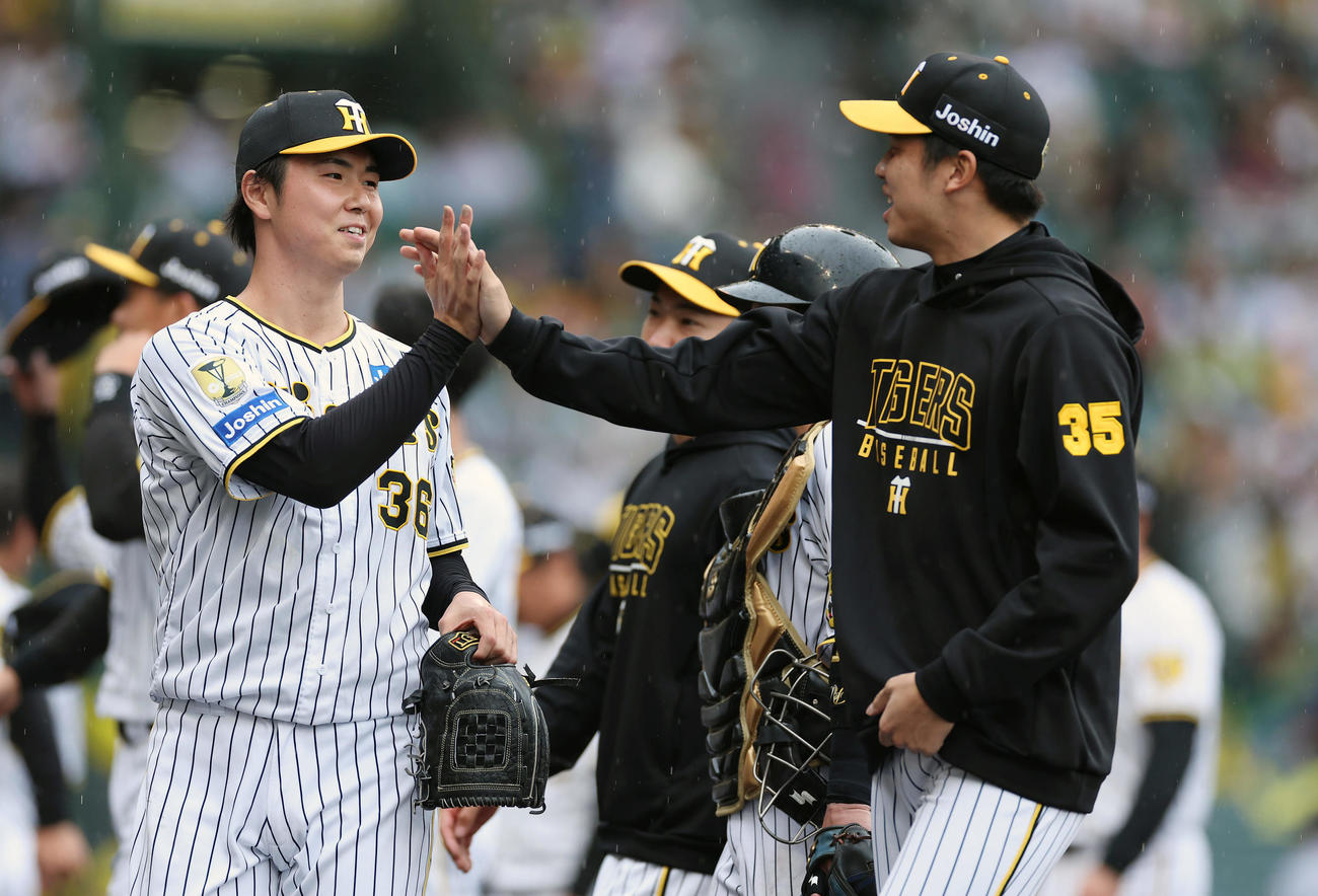 阪神対ヤクルト　ヤクルトに勝利し、阪神才木（右）とタッチを交わす浜地（撮影・前田充）