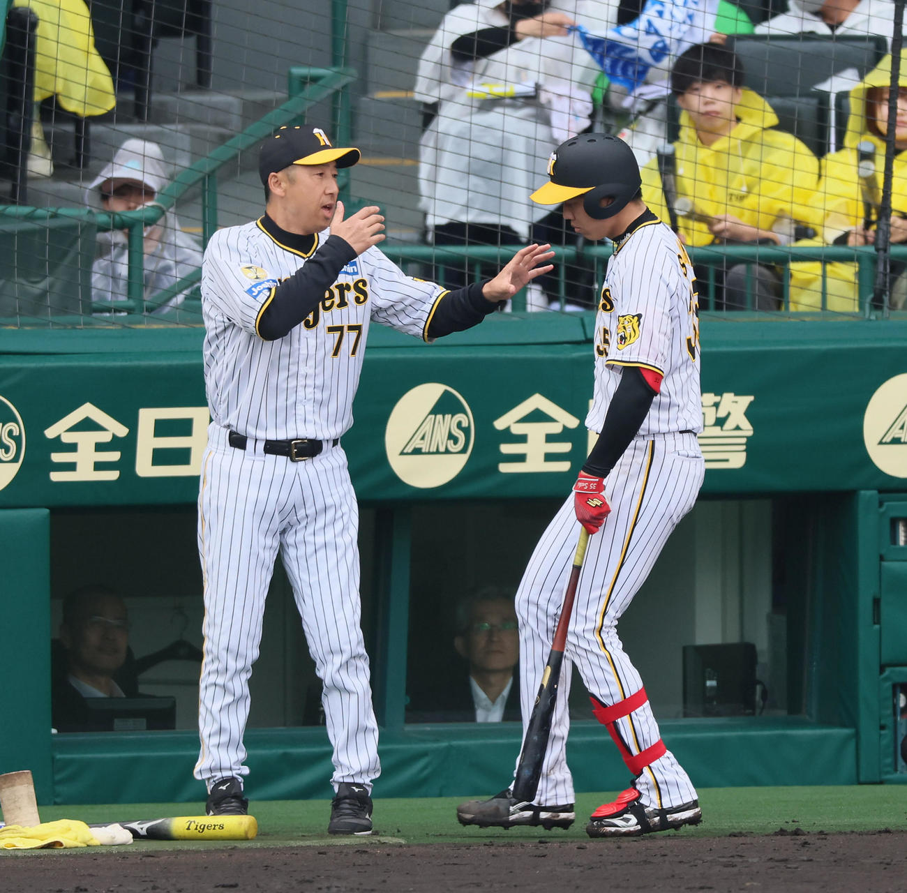 阪神対ヤクルト　4回裏阪神無死満塁、才木（右）へ今岡コーチが作戦を耳打ちする（撮影・加藤哉）