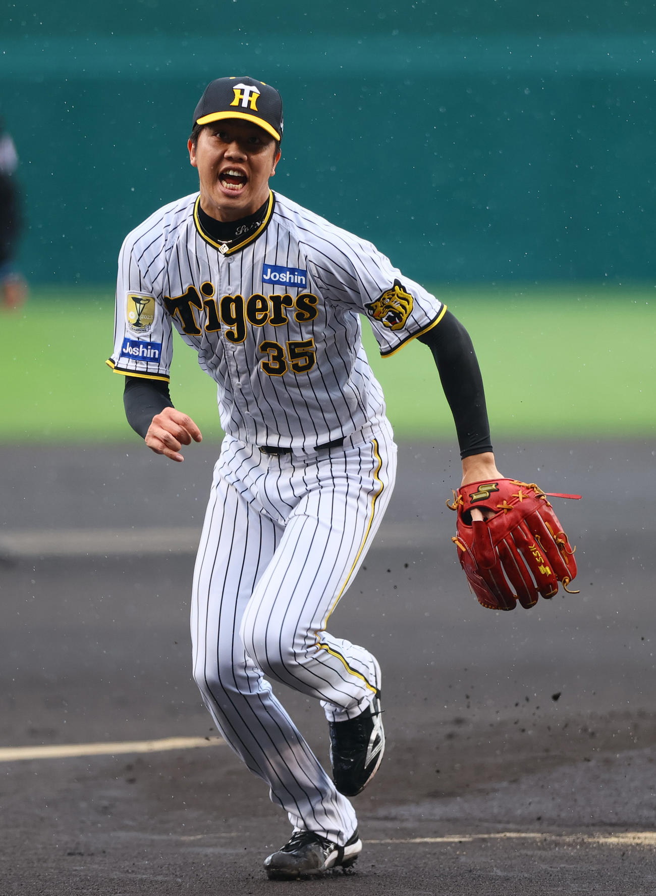 阪神対ヤクルト　1回表ヤクルト1死一塁、長岡が放った投前の打球を追う才木（撮影・上山淳一）