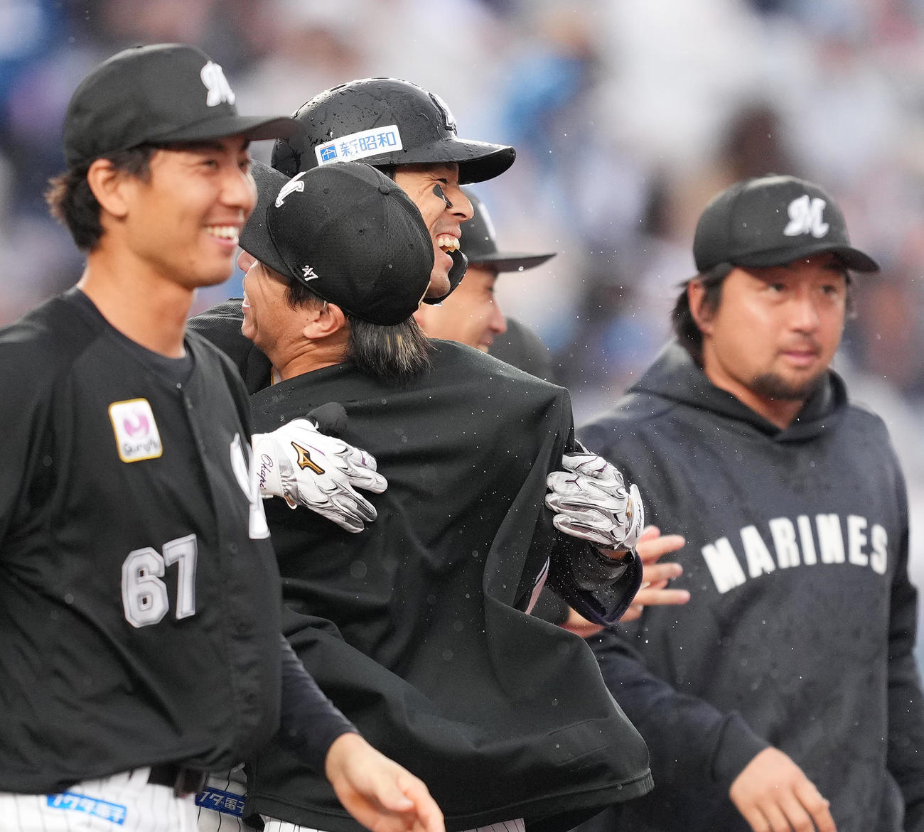 ロッテ対日本ハム　9回裏ロッテ1死、サヨナラの本塁打を放った岡（中央）を祝福する益田（左から2人目）（撮影・菅敏）