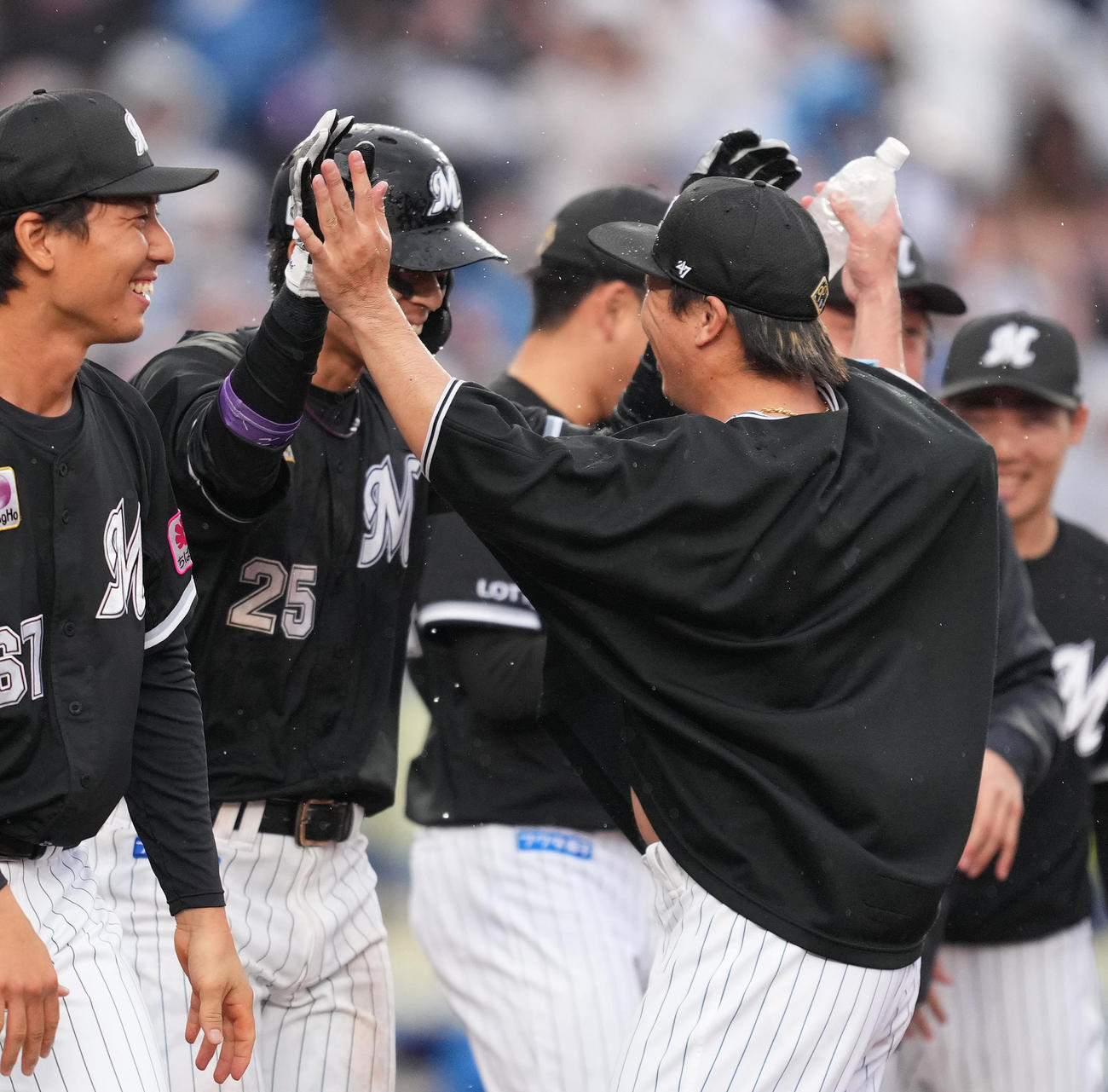 ロッテ対日本ハム　9回裏ロッテ1死、サヨナラの本塁打を放った岡（左から2人目）を祝福する益田（撮影・菅敏）