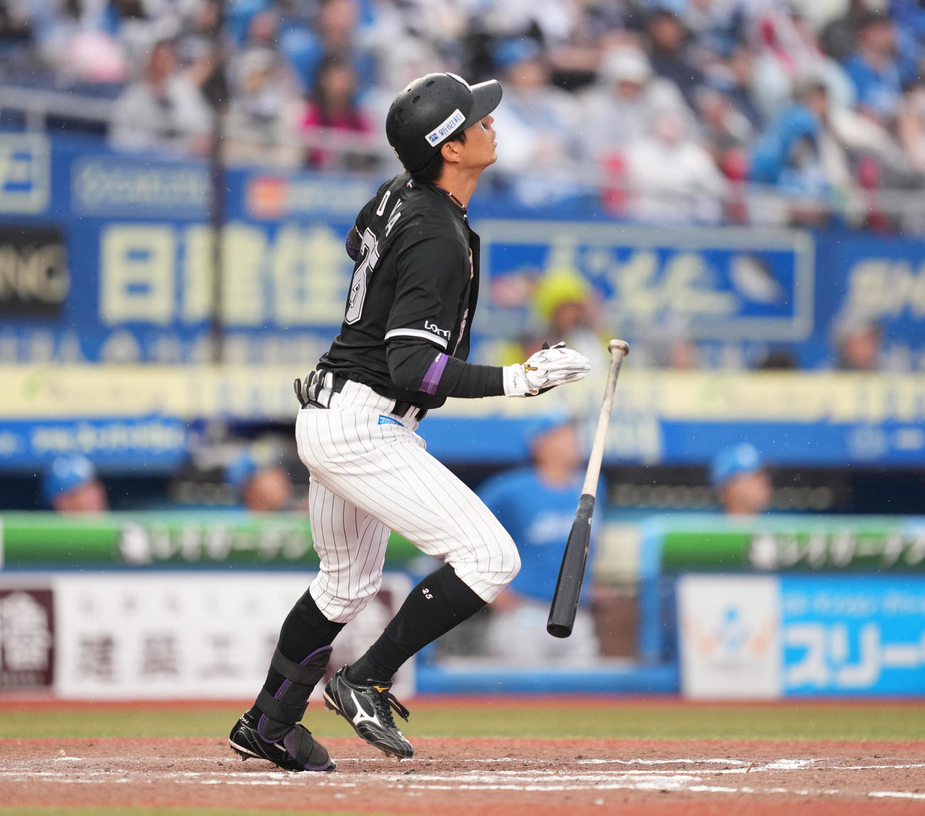 ロッテ対日本ハム　9回裏ロッテ1死、左越えにサヨナラの本塁打を放つ岡（撮影・菅敏）