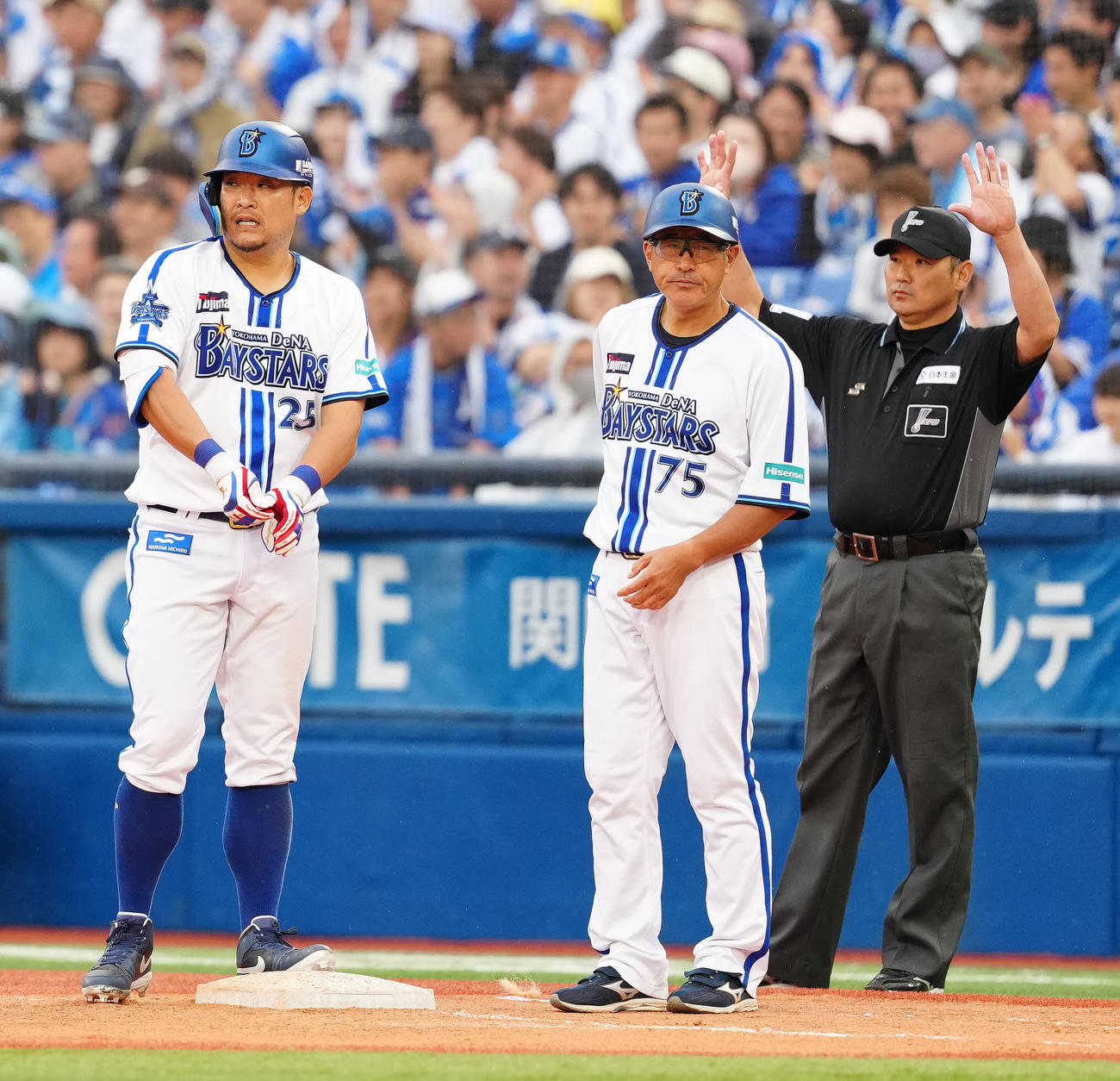 DeNA対中日　8回裏DeNA無死、左前打を放った筒香（左）（撮影・江口和貴）