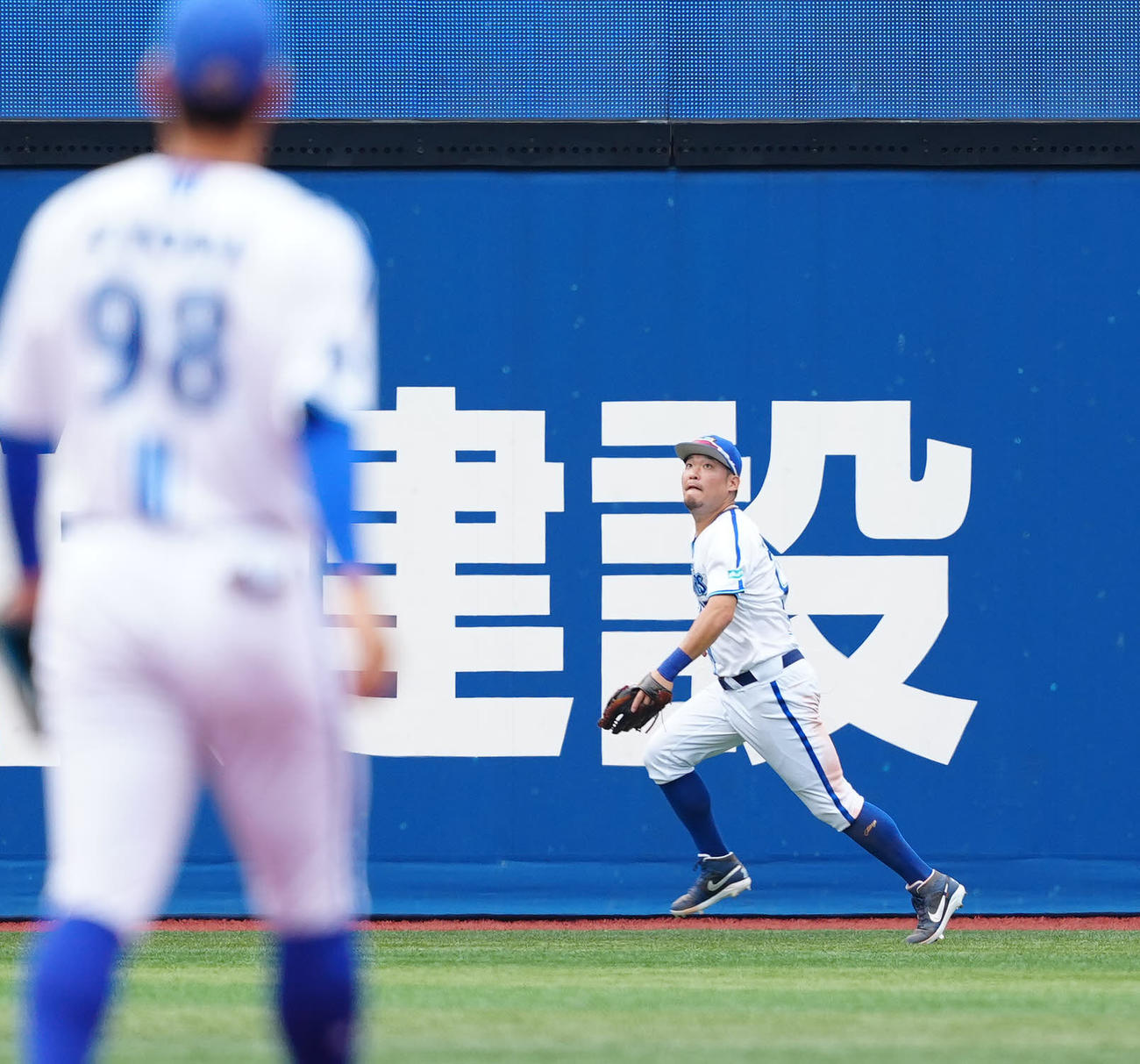DeNA対中日　4回表中日無死一塁、右前打となった細川の打球を処理する右翼手筒香（撮影・江口和貴）