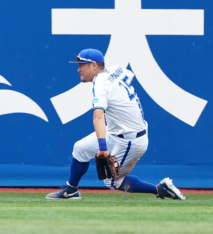 DeNA対中日　4回表中日無死一塁、右前打となった細川の打球を処理する右翼手筒香（撮影・江口和貴）